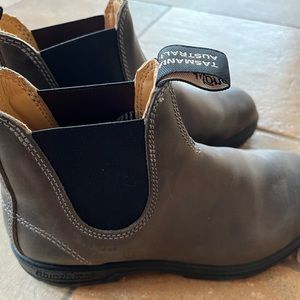 Blundstone Chelsea Boot.  Women’s 7
